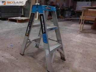 Easy access aluminum industrial step ladder
