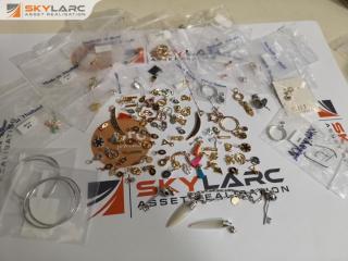 100+ Assorted Jewelery Charms, Silver, Gold Vermel Varieties