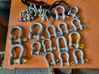 22x Assorted Bow & D Shackles