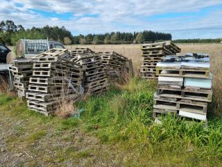 Large Lot of Beehive Bases 