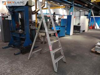 Ullrich 1.2m Trade Grade Aluminium Step Ladder w/ Safety Rail