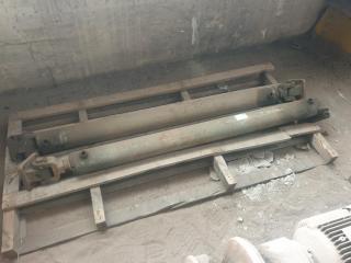 2 x Large Hydraulic Rams